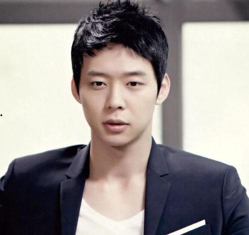 朴有天绿色背景